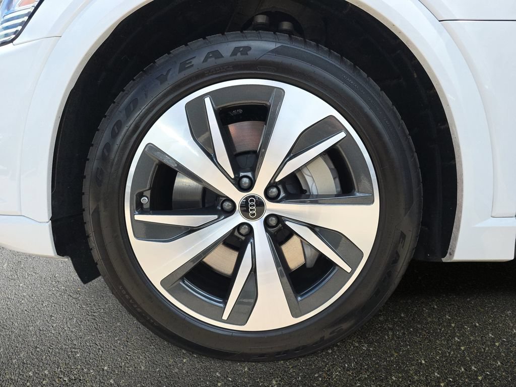 Certified 2024 Audi Q8 e-tron Premium Plus AWD/4WD image 33