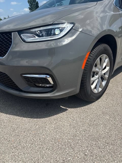 Used 2025 Chrysler Pacifica Select AWD/4WD image 6