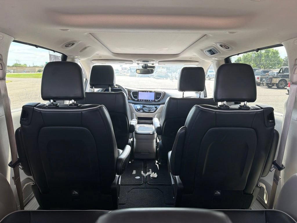 Used 2023 Chrysler Pacifica Limited FWD image 17