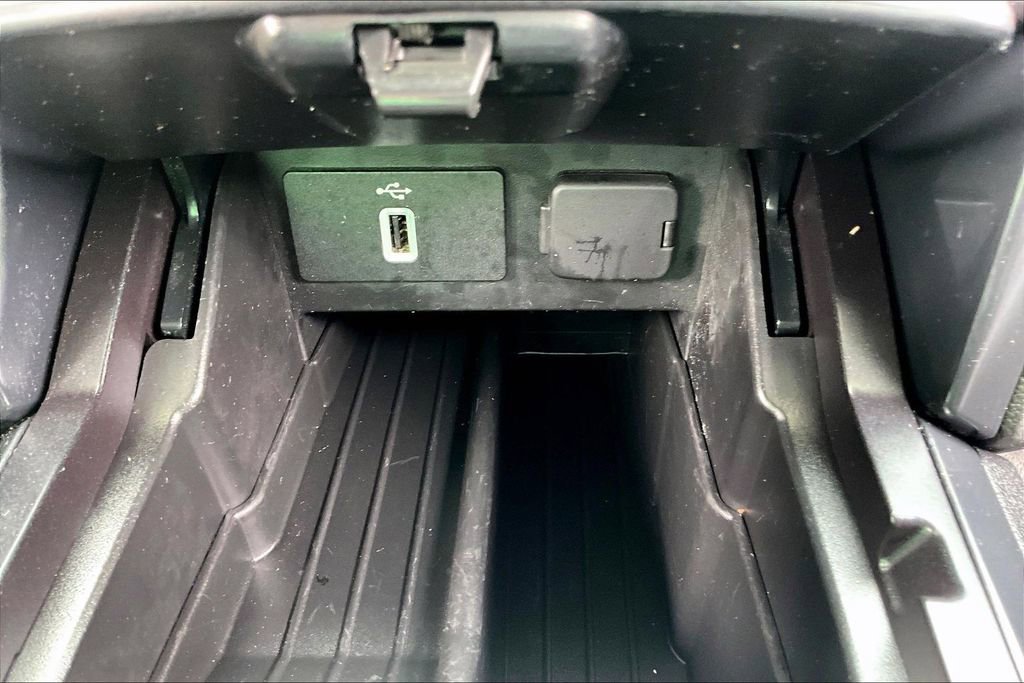Used 2018 Ford Explorer XLT w/ Equipment Group 202A FWD image 15