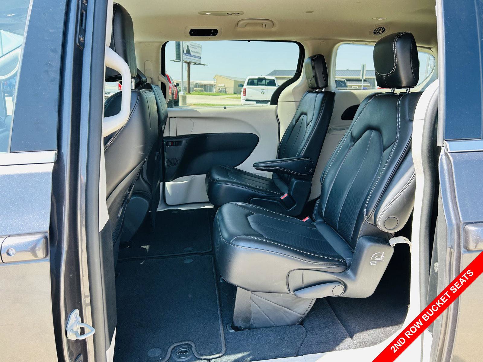 Used 2023 Chrysler Pacifica Touring-L FWD image 26