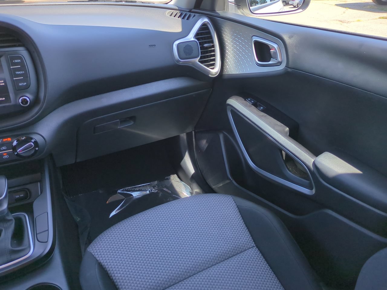 Used 2025 Kia Soul LX w/ LX Technology Package FWD image 17
