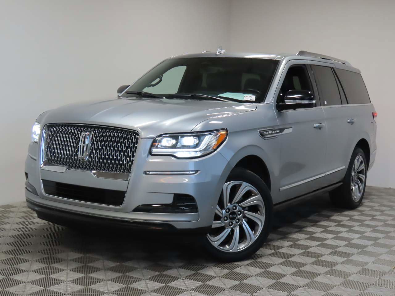 Used 2023 Lincoln Navigator Reserve AWD/4WD image 1