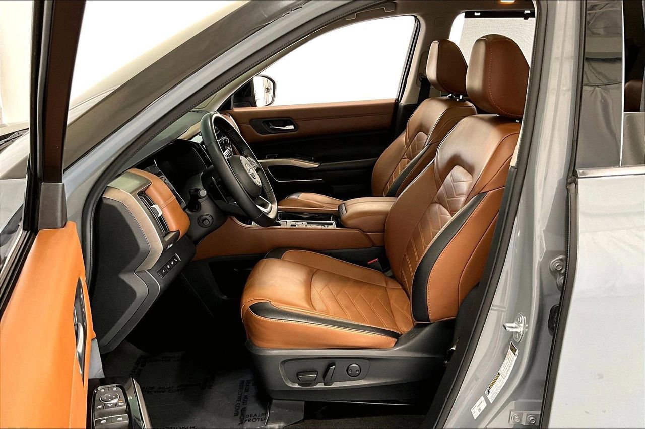 Used 2023 Nissan Pathfinder Platinum w/ Cargo Package FWD image 18
