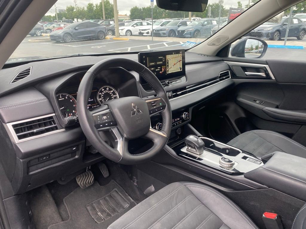 Used 2025 Mitsubishi Outlander SE FWD image 14