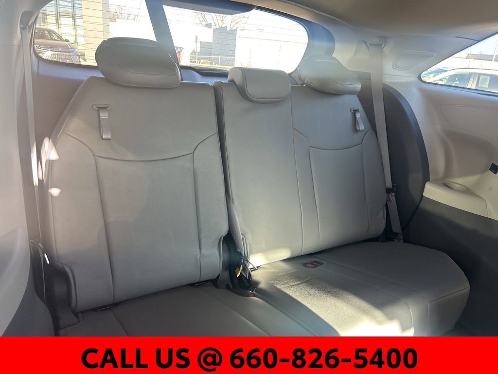 Used 2022 Toyota Sienna Limited image 6