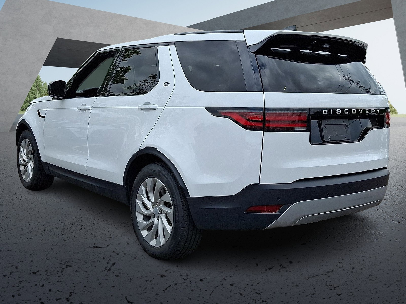 Used 2024 Land Rover Discovery S AWD/4WD image 4