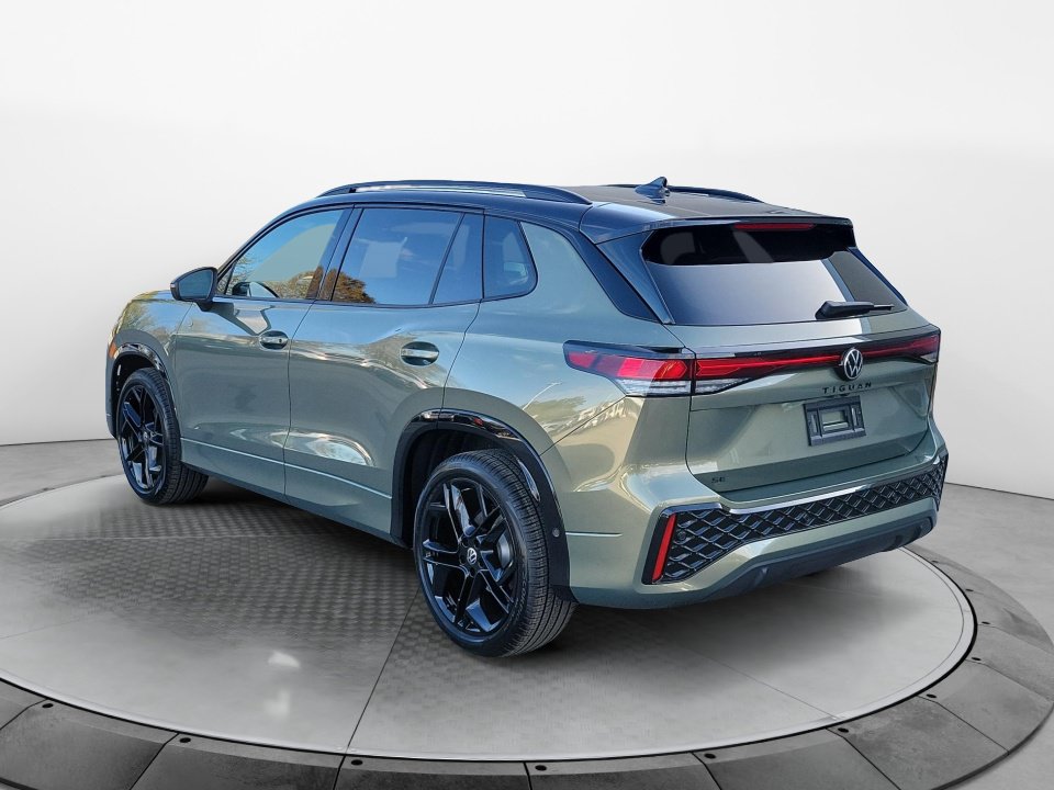 New 2026 Volkswagen Tiguan SE R-Line FWD image 5