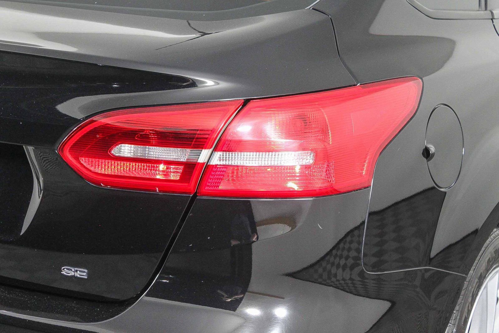 Used 2018 Ford Focus SE w/ Cold Weather Package image 9