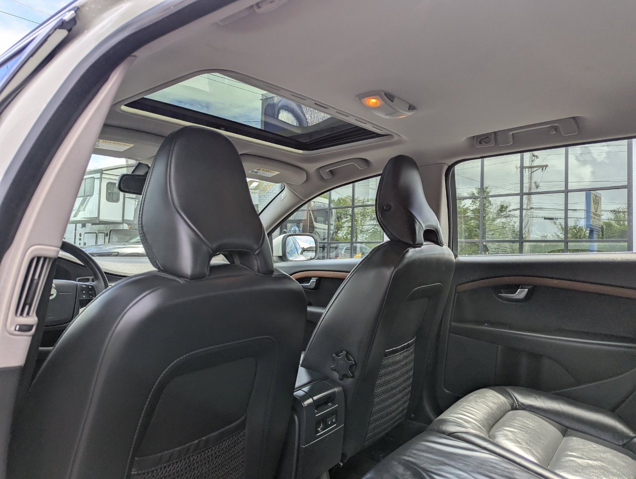 Used 2010 Volvo XC70 3.2 image 38