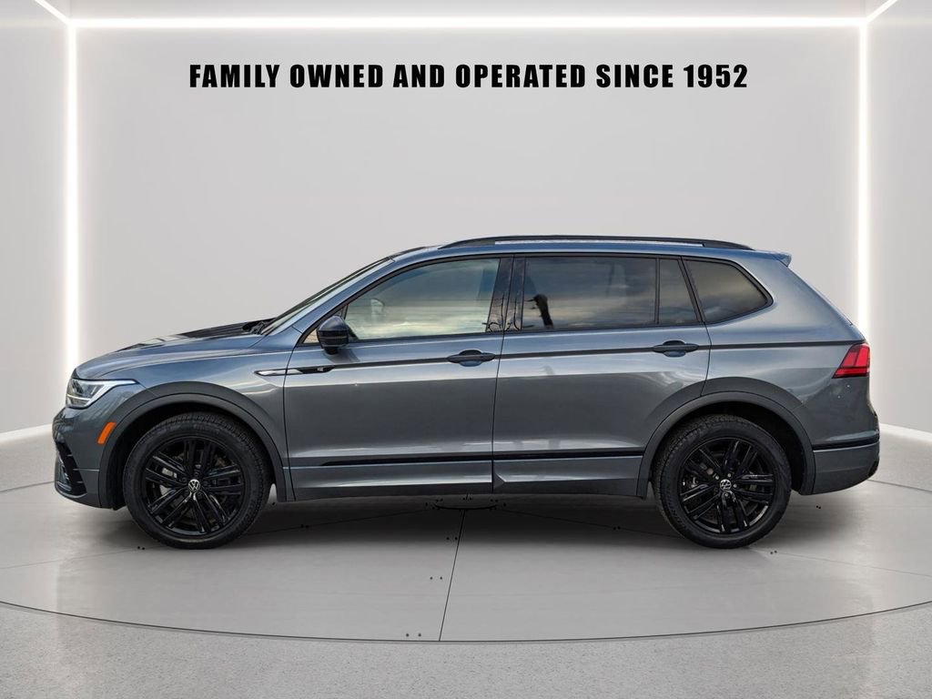 Certified 2022 Volkswagen Tiguan SE R-Line image 2