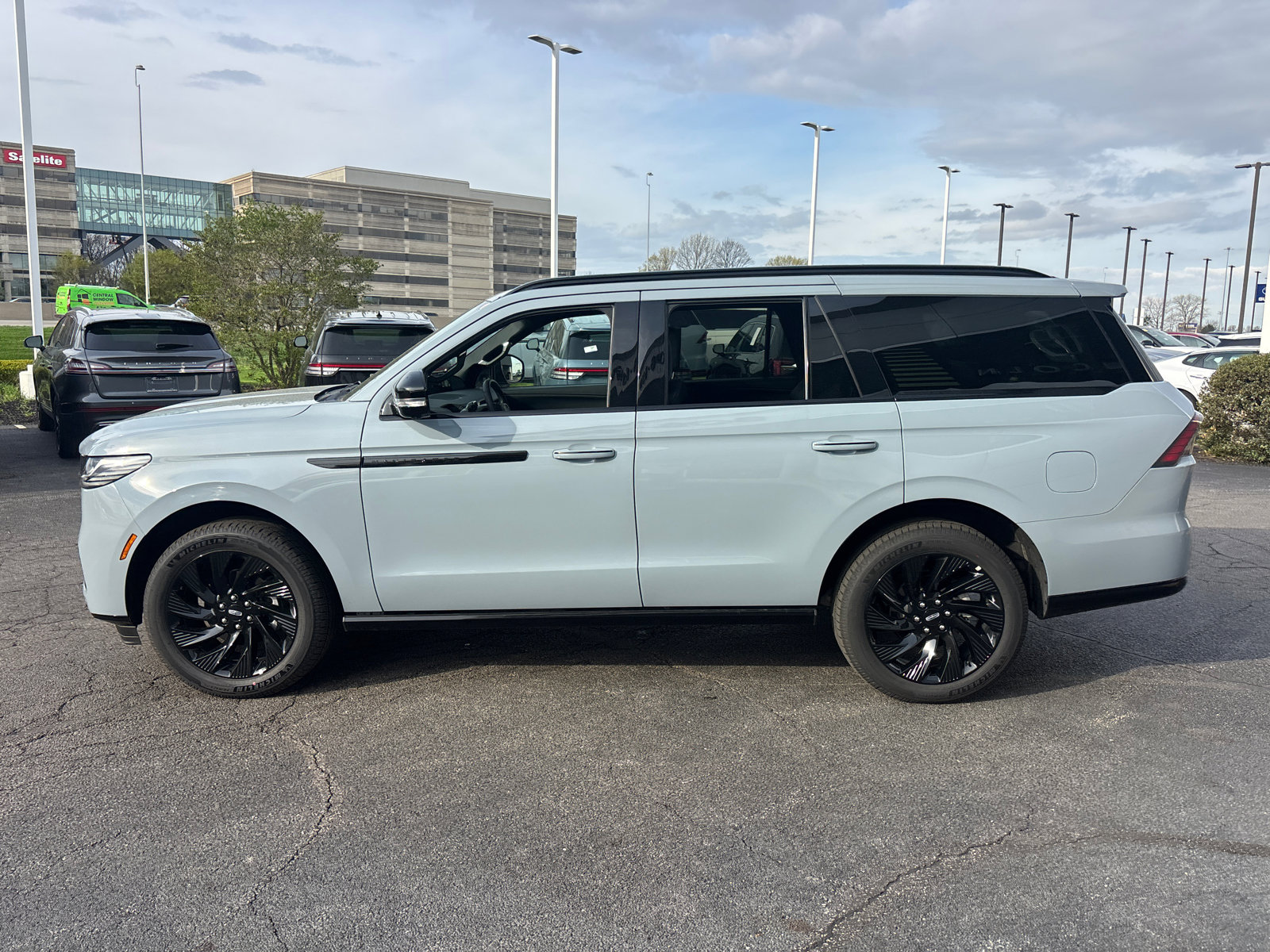 New 2025 Lincoln Navigator Reserve w/ Jet Appearance Package image 4