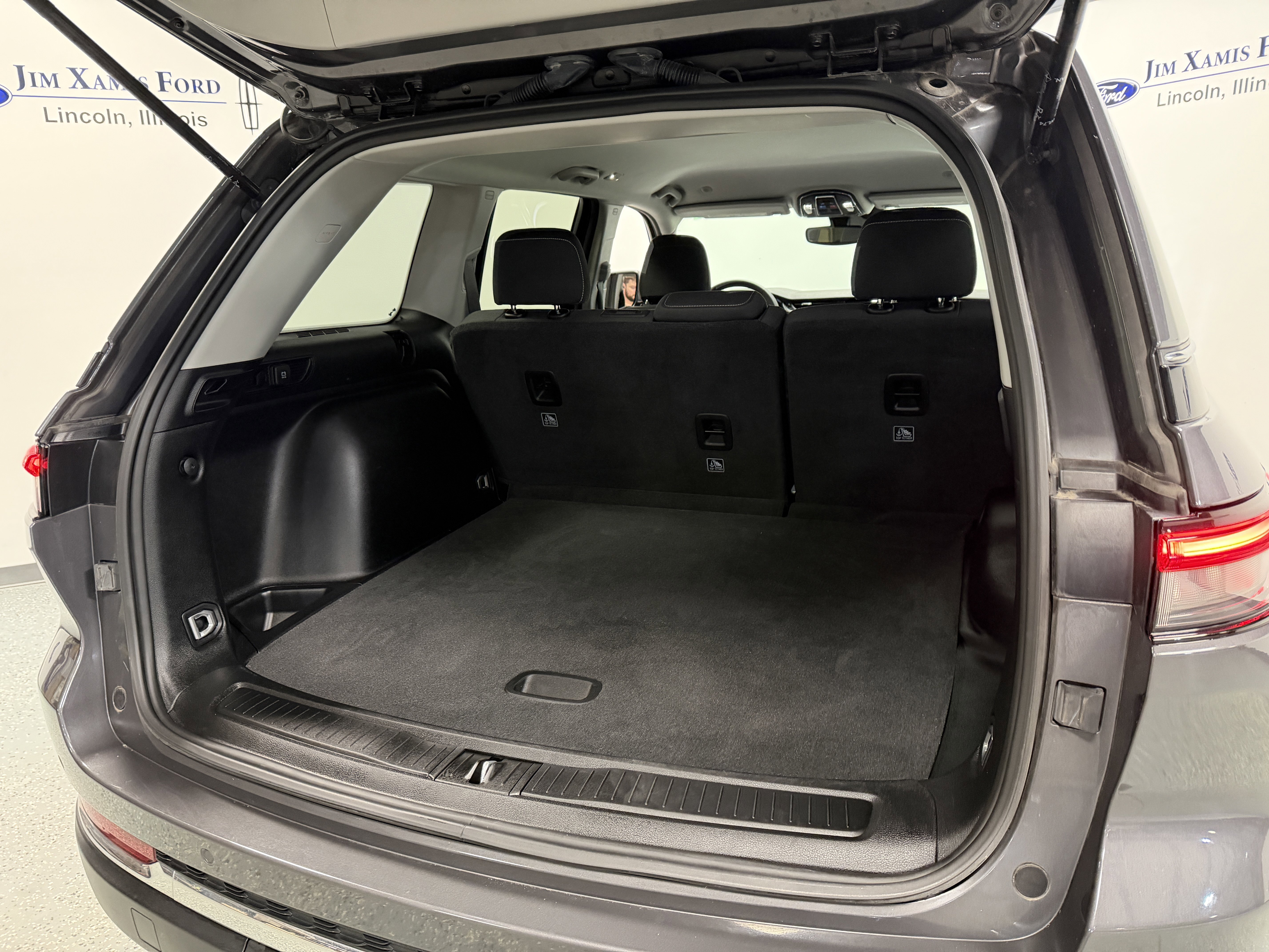 Used 2023 Jeep Grand Cherokee Laredo image 23