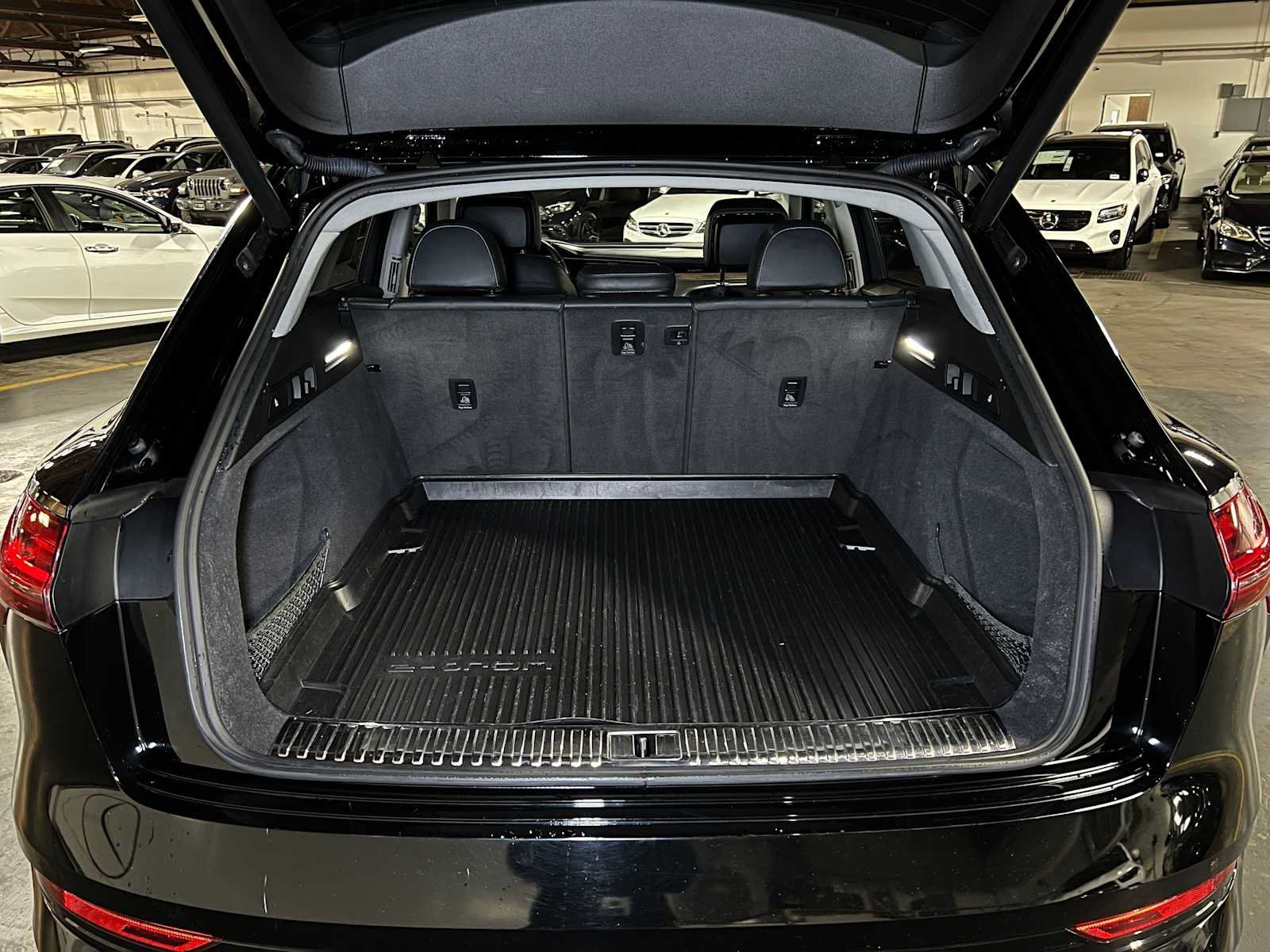 Used 2019 Audi e-tron Prestige w/ Prestige Package AWD/4WD image 16
