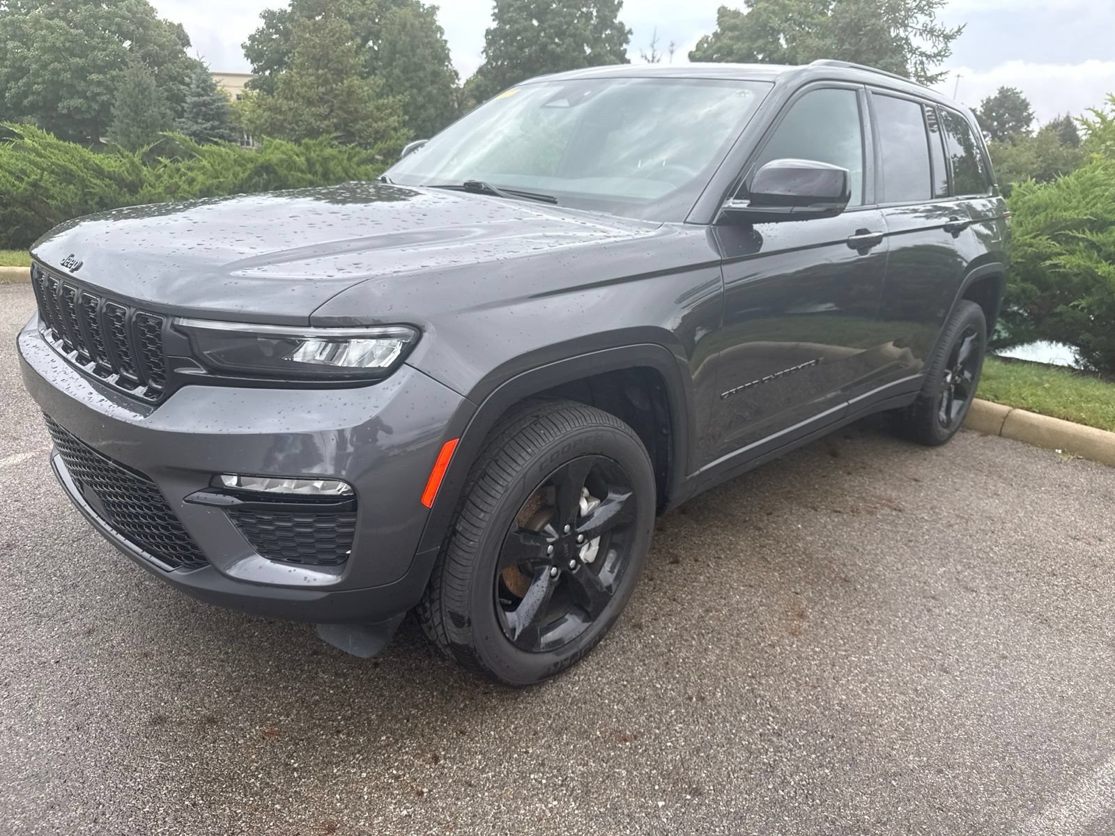 Used 2024 Jeep Grand Cherokee Limited w/ Black Appearance Package AWD/4WD image 1