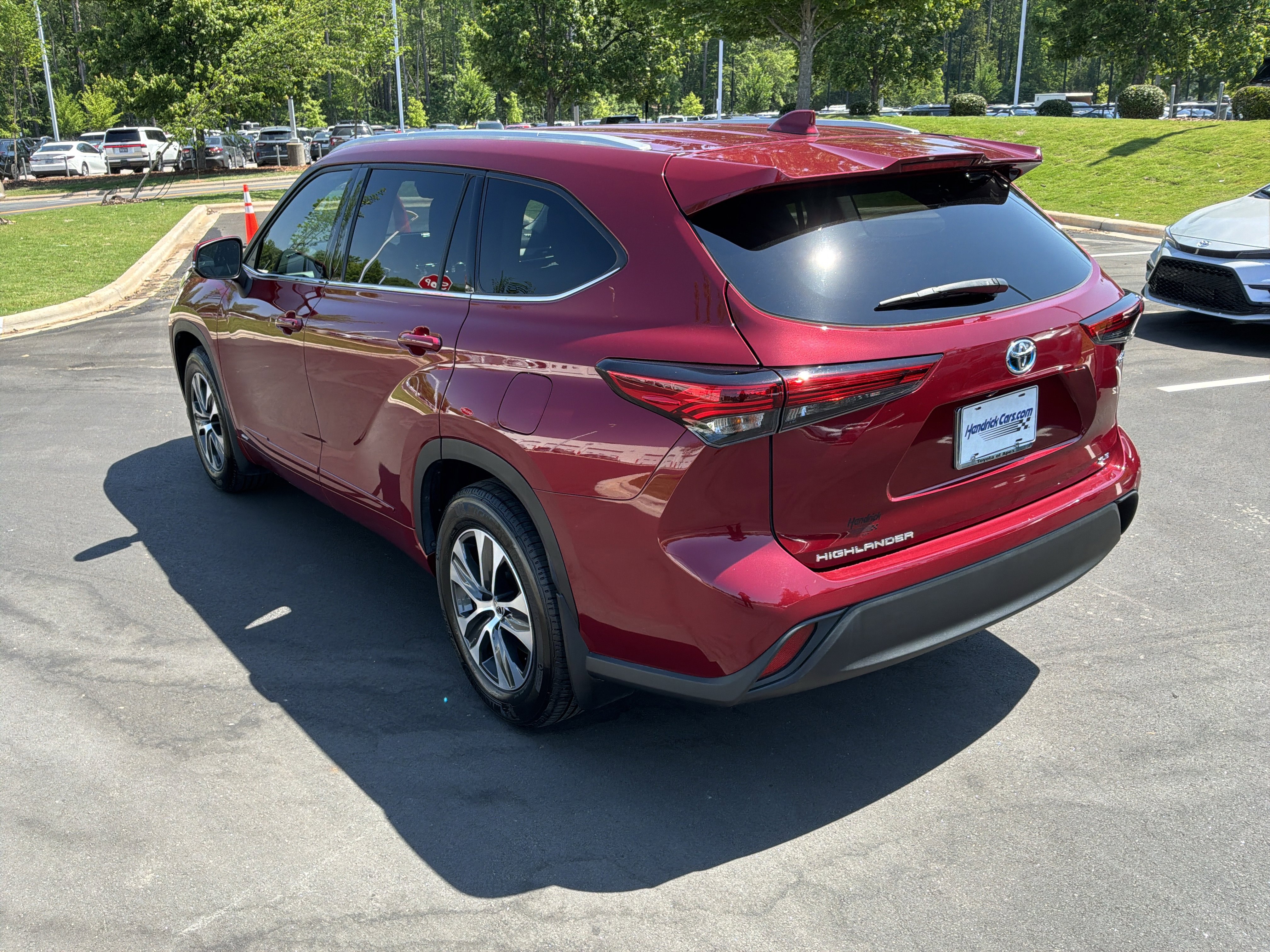 Used 2022 Toyota Highlander XLE AWD/4WD image 8