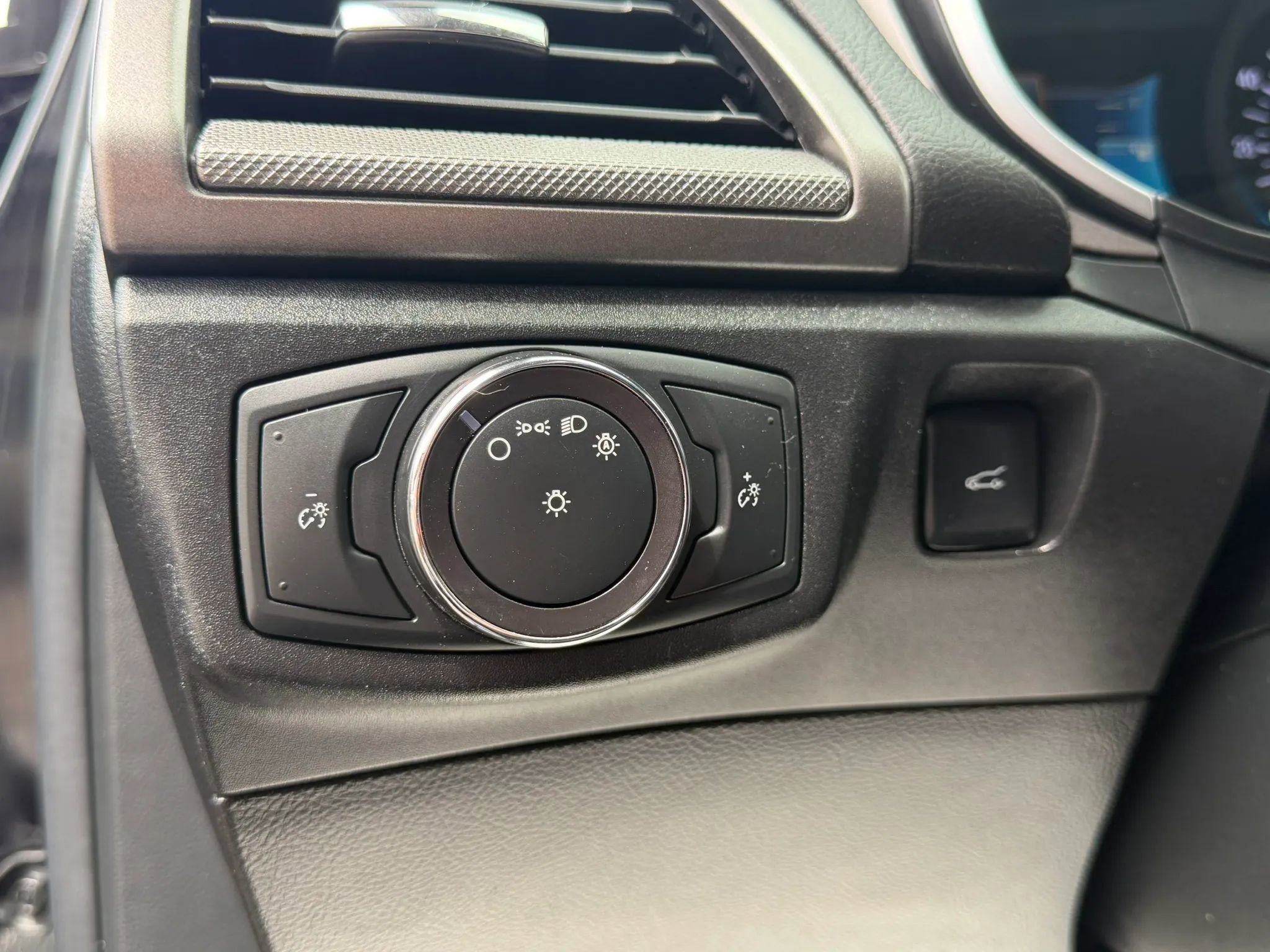 Used 2019 Ford Fusion SE image 29