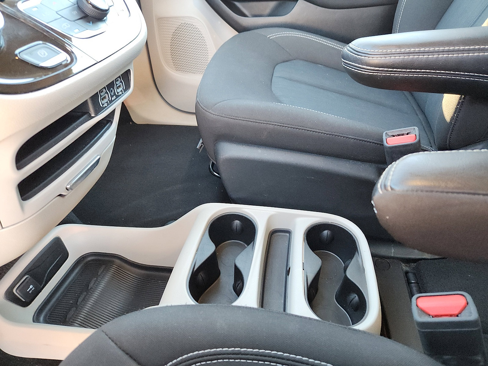 Used 2023 Chrysler Voyager LX image 20