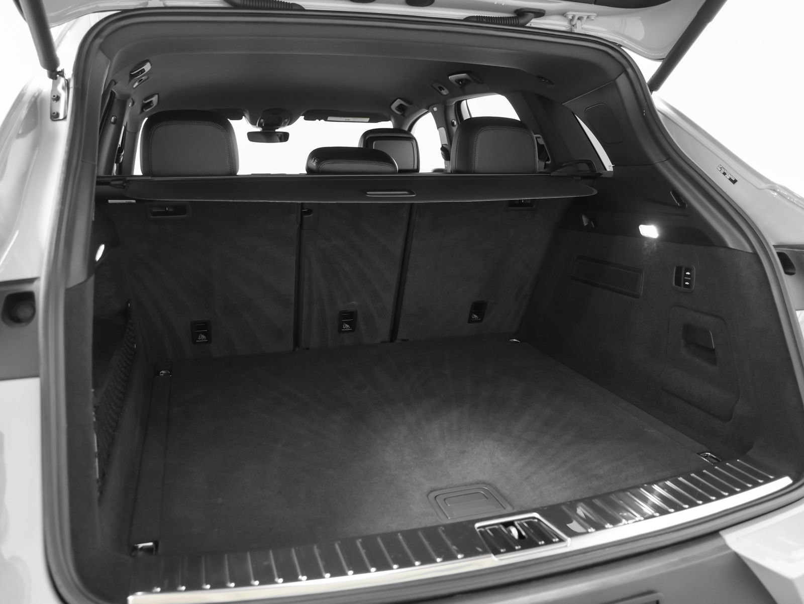 Certified 2025 Porsche Cayenne AWD/4WD image 18