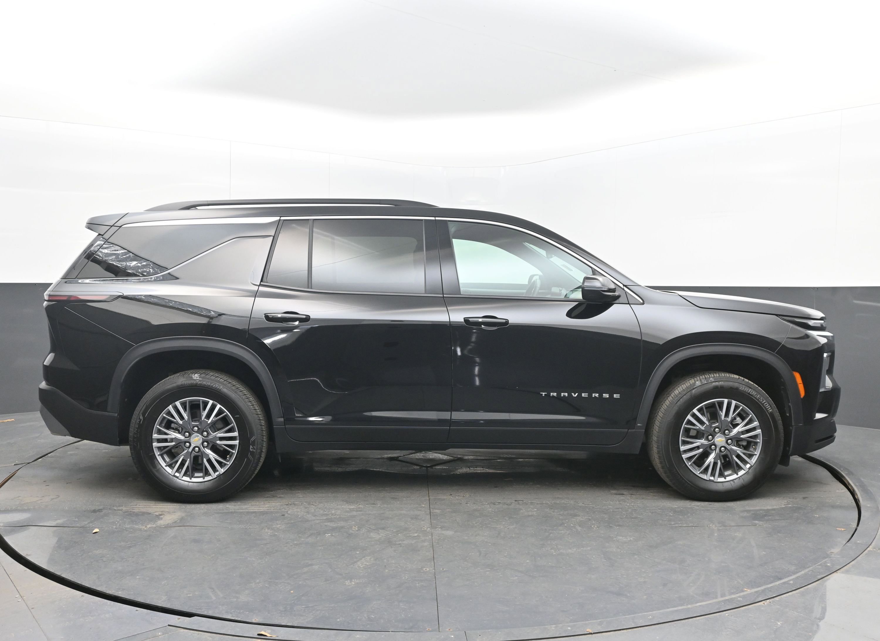 Used 2025 Chevrolet Traverse LT image 10