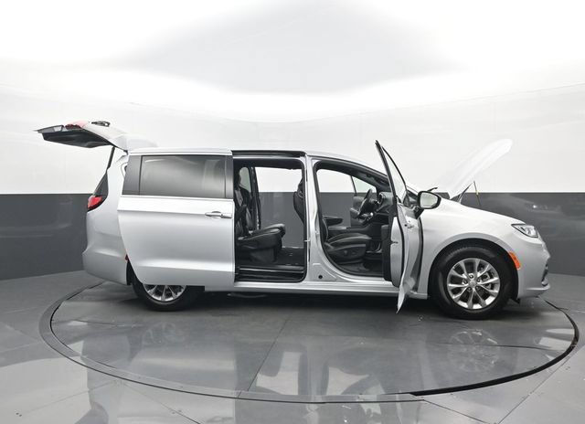 Used 2026 Chrysler Pacifica Limited FWD image 32