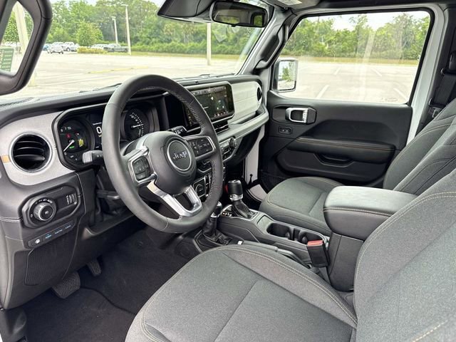 Used 2025 Jeep Wrangler Unlimited Sahara AWD/4WD image 22