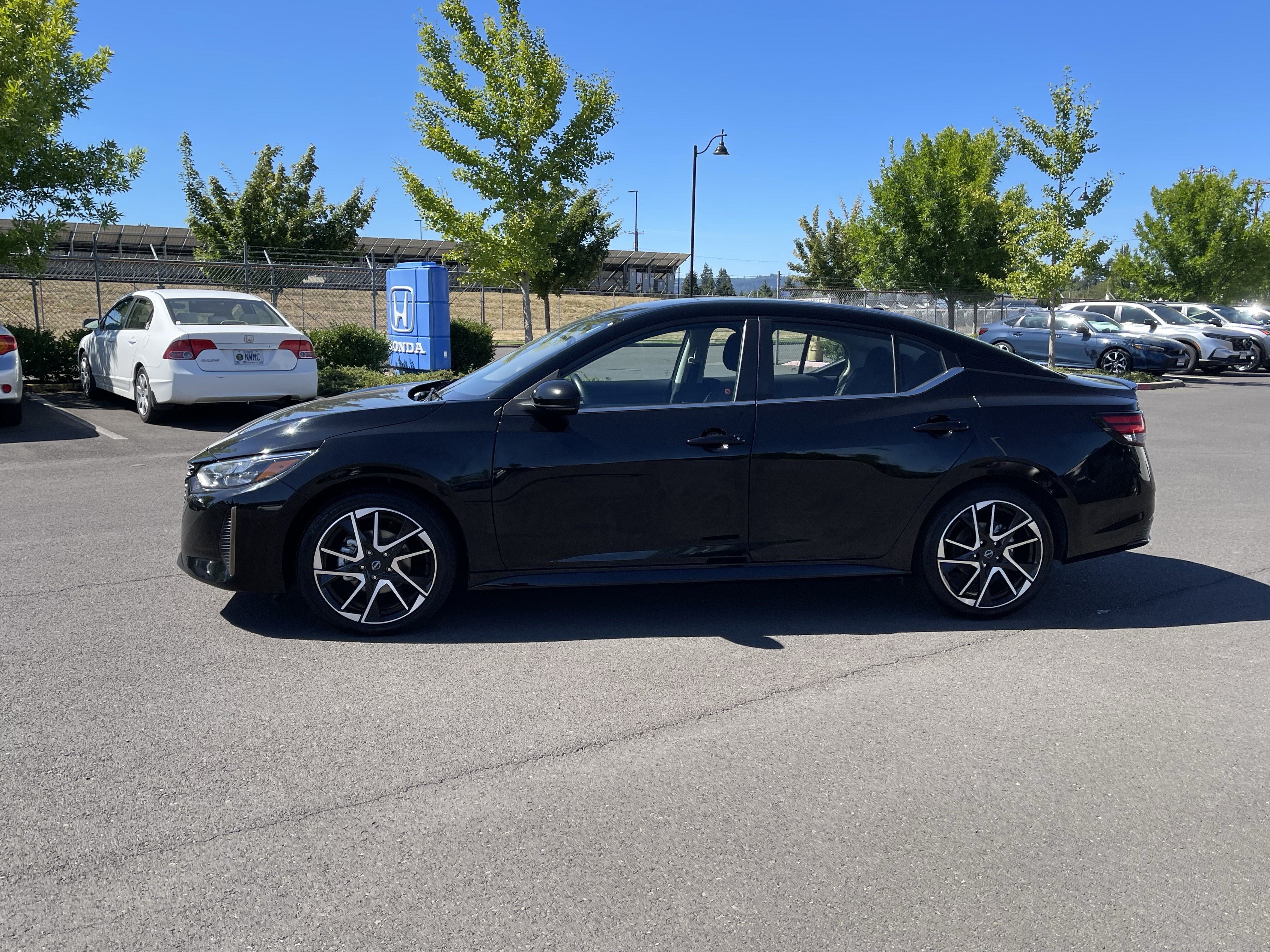 Used 2025 Nissan Sentra SR FWD image 2