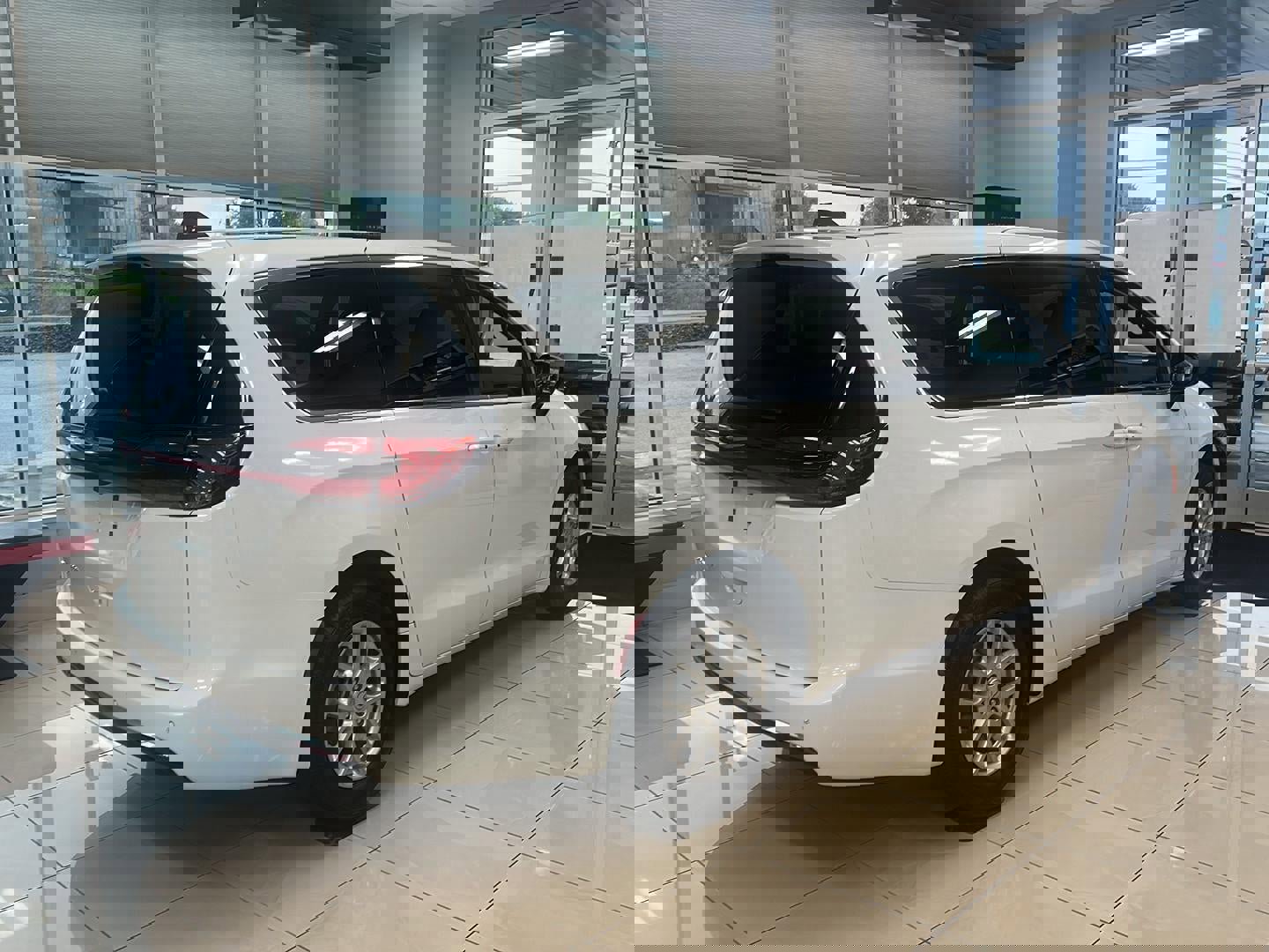 New 2026 Chrysler Pacifica Select image 2