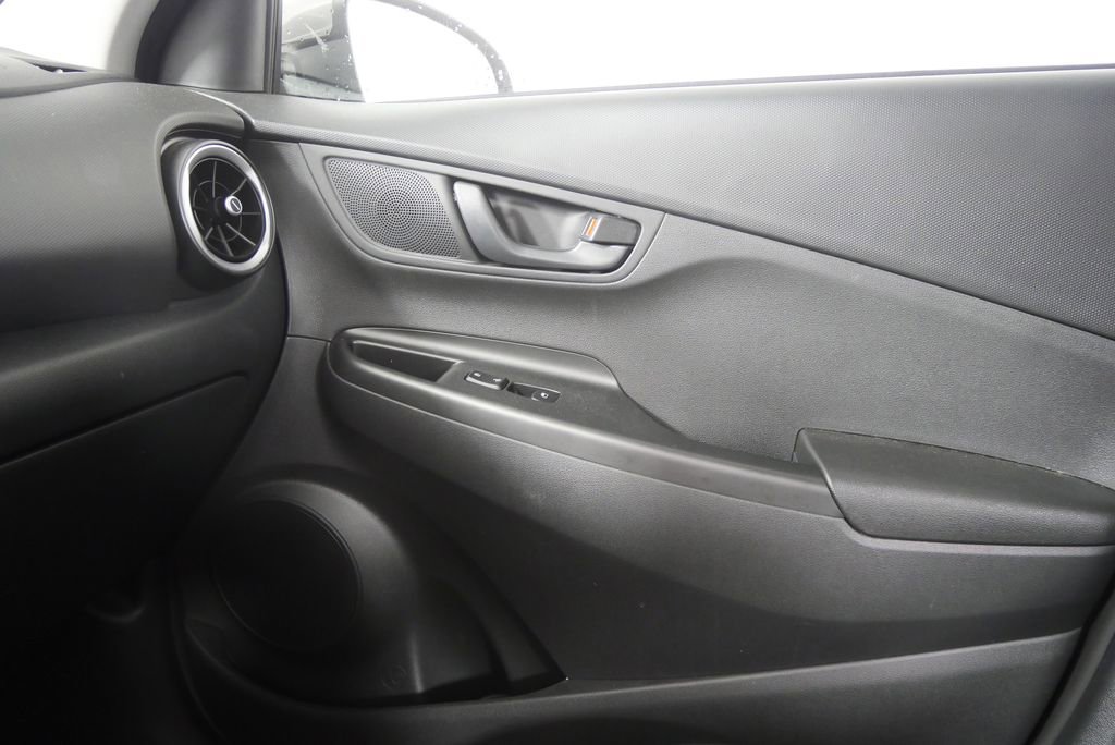 Used 2023 Hyundai Kona SE image 17