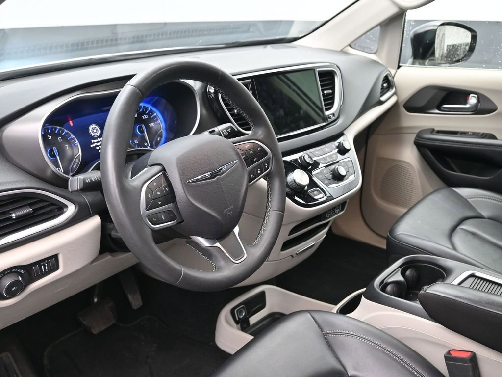 Used 2024 Chrysler Pacifica Touring-L FWD image 19