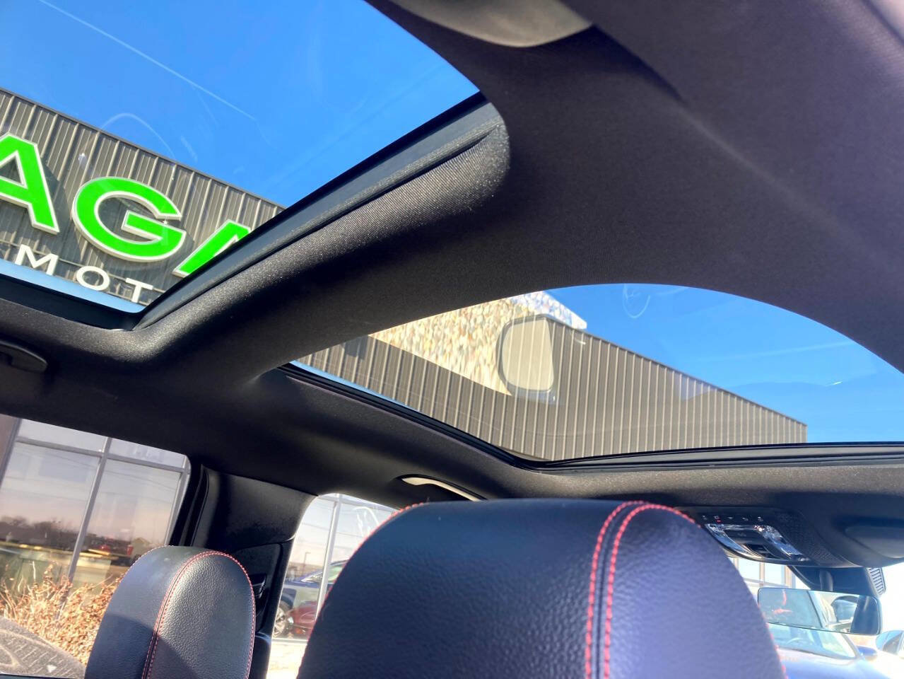 Used 2022 Mercedes-Benz GLB 250 4MATIC image 2