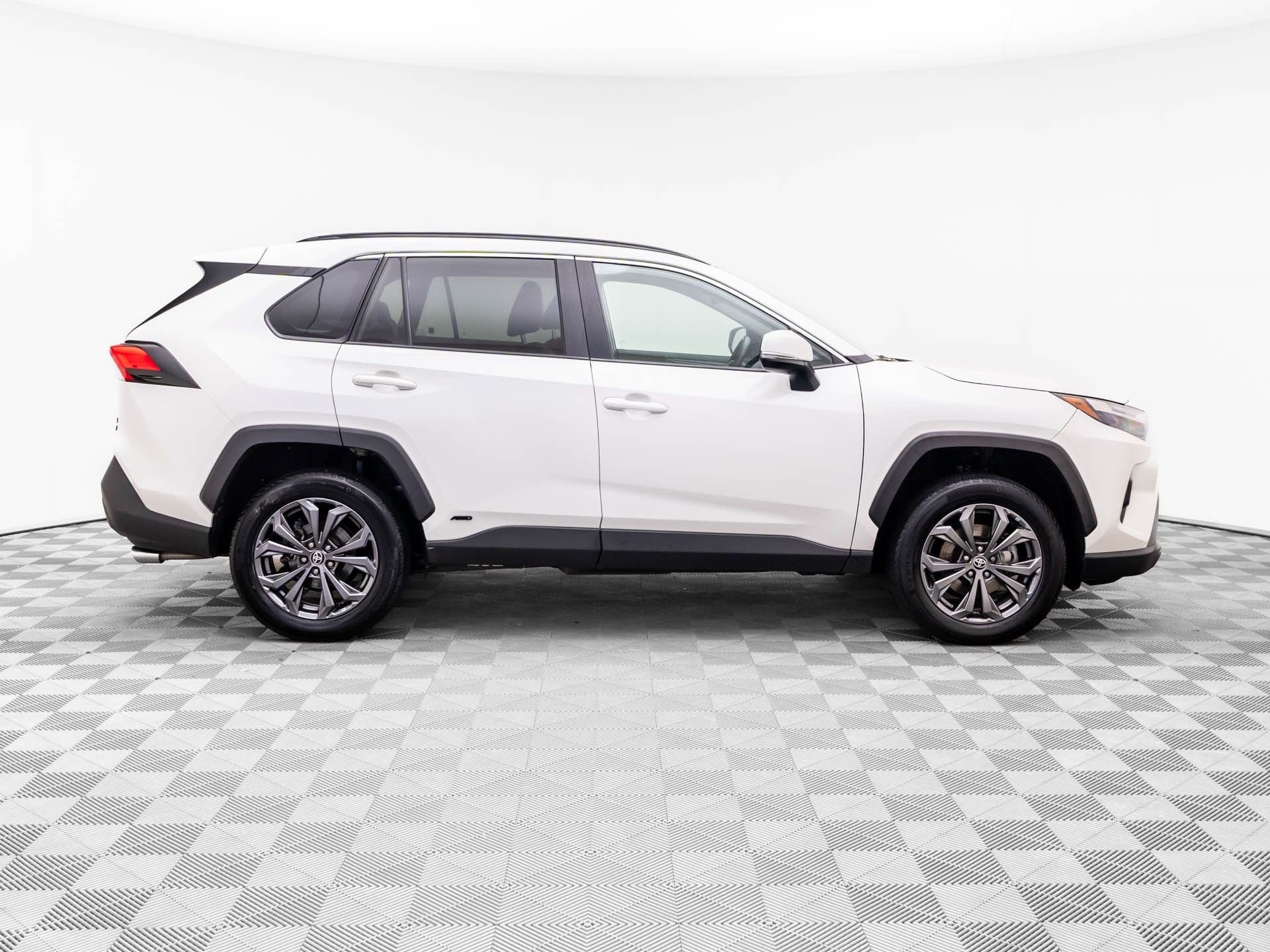 Used 2022 Toyota RAV4 XLE Premium AWD/4WD image 8