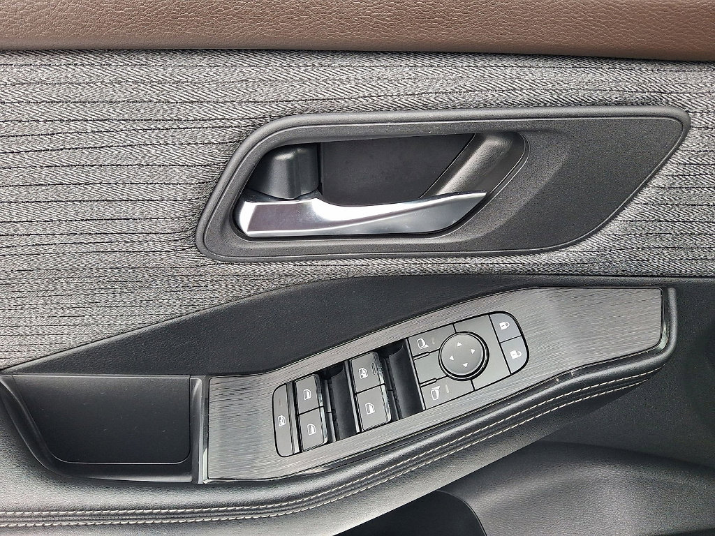 Used 2023 Nissan Rogue SV image 2