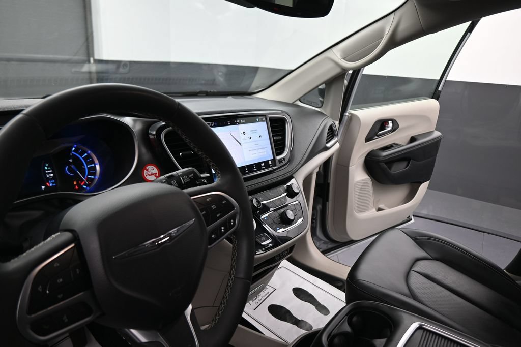 Used 2024 Chrysler Pacifica Limited FWD image 37