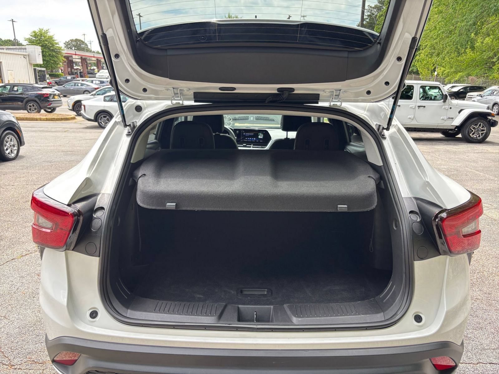 Used 2025 Chevrolet Trax LT FWD image 31