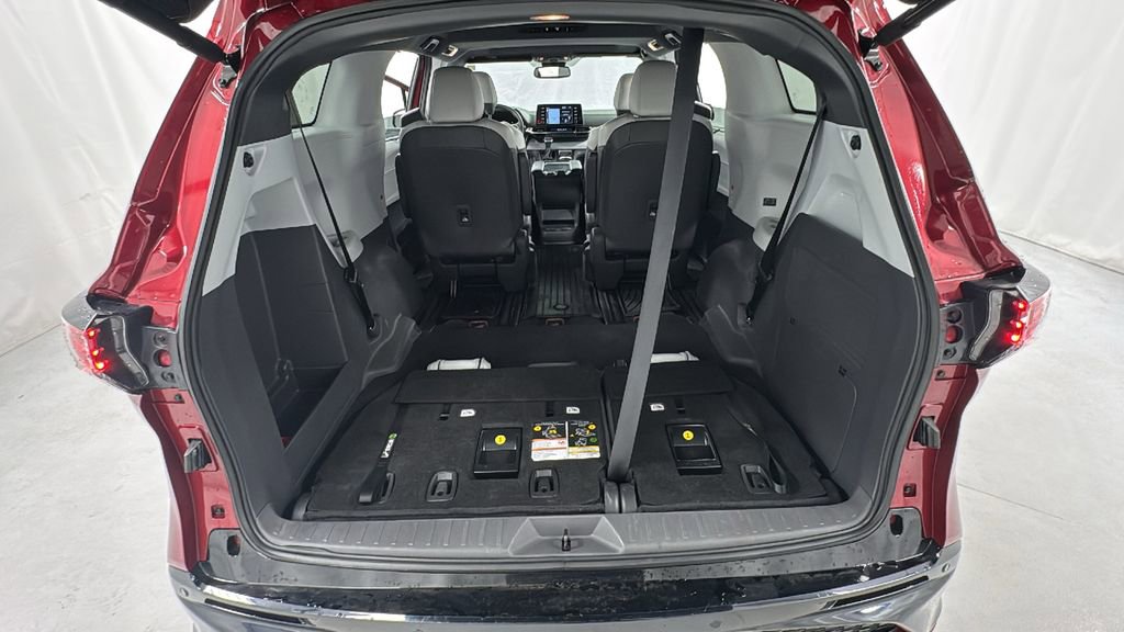 Used 2023 Toyota Sienna XSE image 16