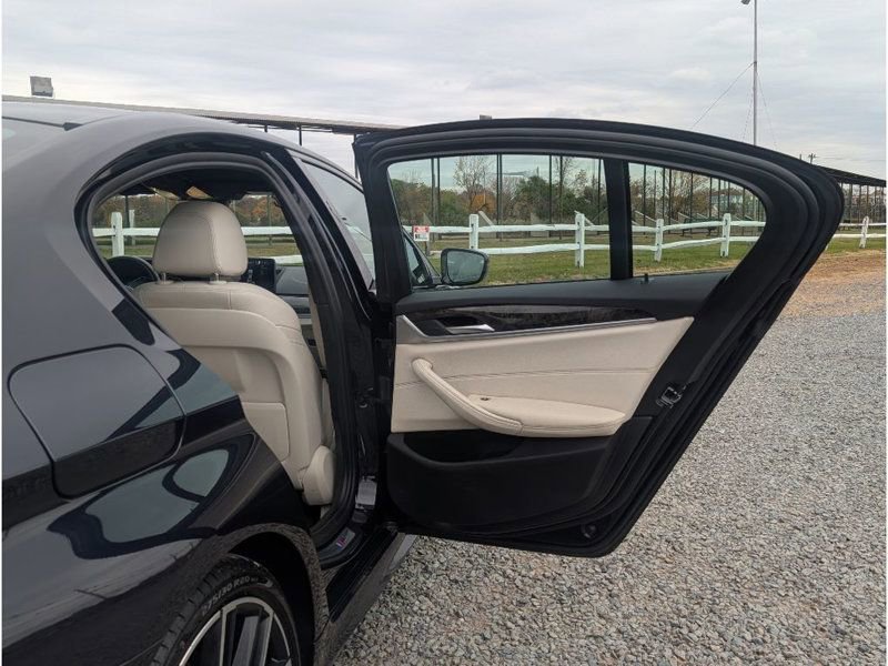 Used 2022 BMW 530i xDrive w/ M Sport Package image 11