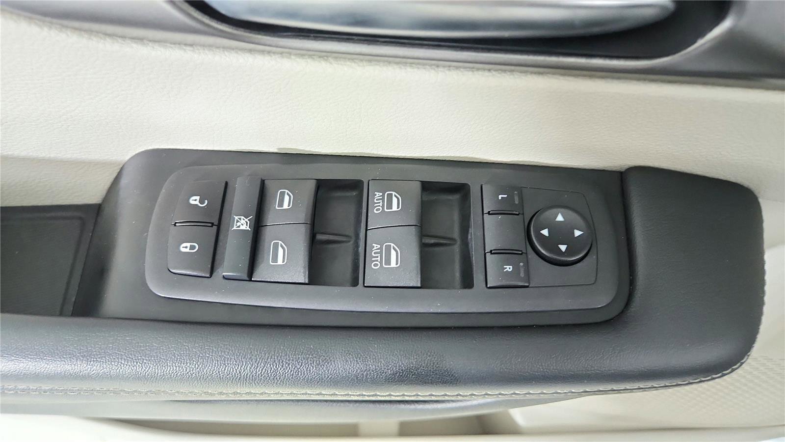 Used 2023 Chrysler Pacifica Touring-L FWD image 10