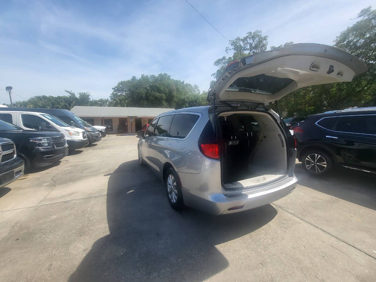Used 2017 Chrysler Pacifica Touring w/ Tire & Wheel Group FWD image 40