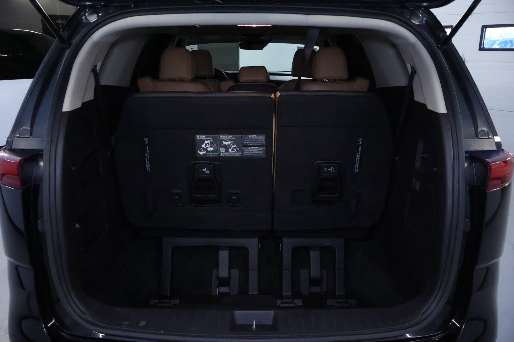 Used 2024 Kia Carnival LX FWD image 16