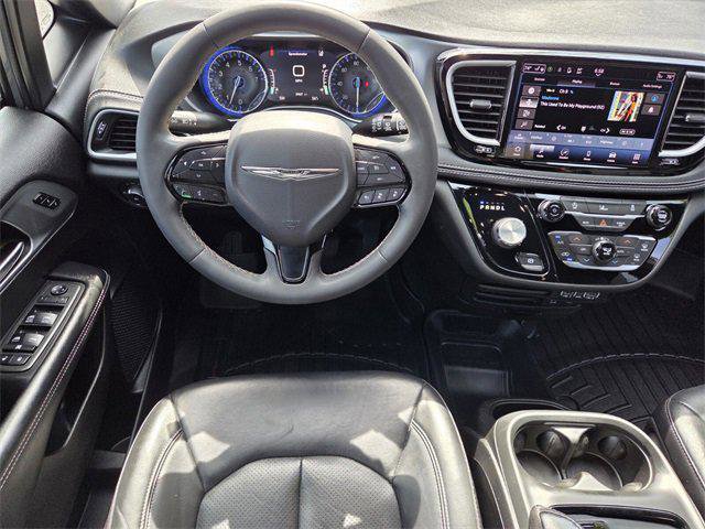 Certified 2022 Chrysler Pacifica Touring-L w/ S Appearance Package image 15