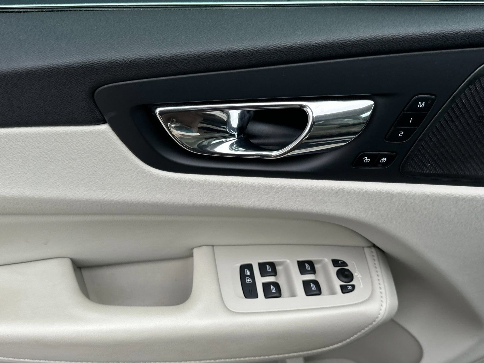 Used 2020 Volvo XC60 T8 Inscription image 10