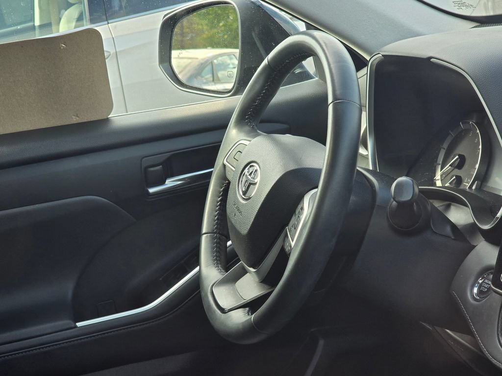 Used 2022 Toyota Highlander XLE AWD/4WD image 21