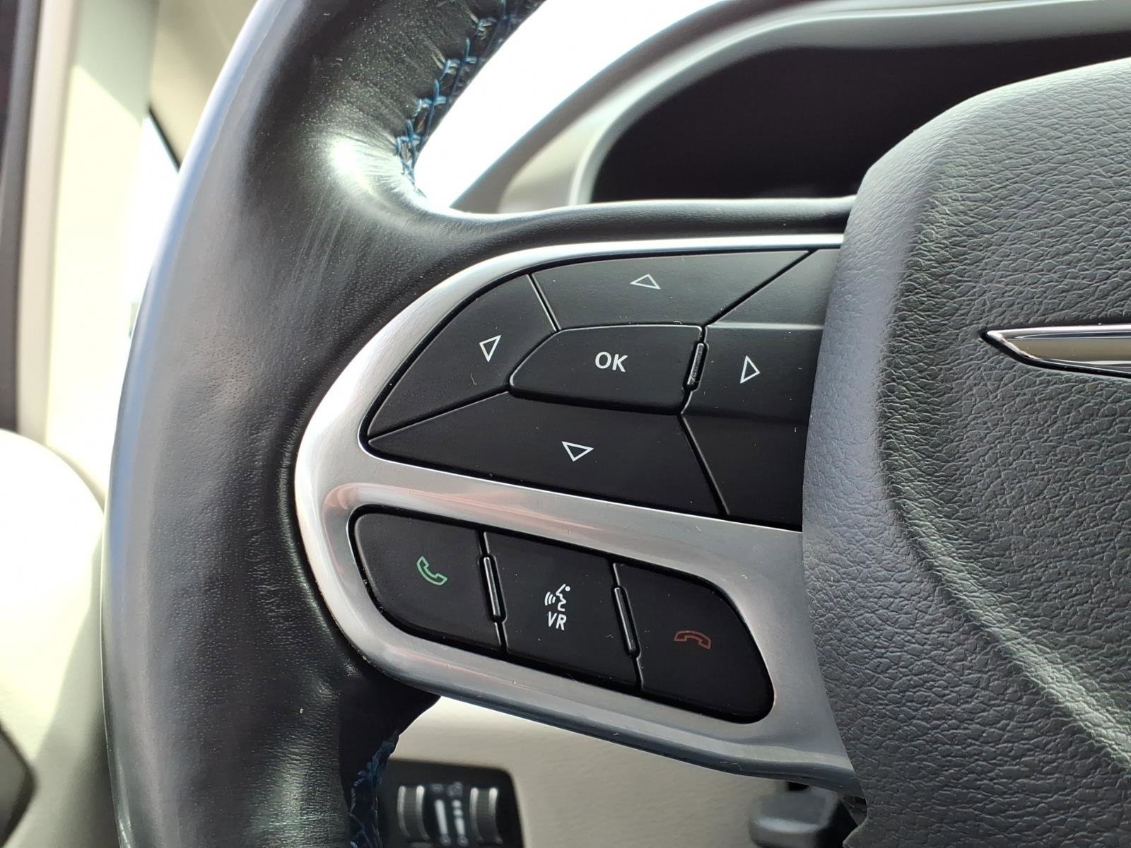 Used 2021 Chrysler Pacifica Touring-L image 25