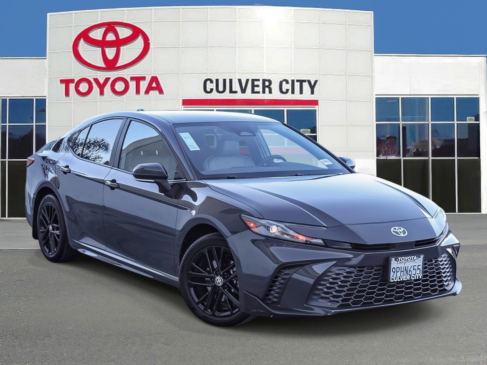 Used 2025 Toyota Camry SE image 1