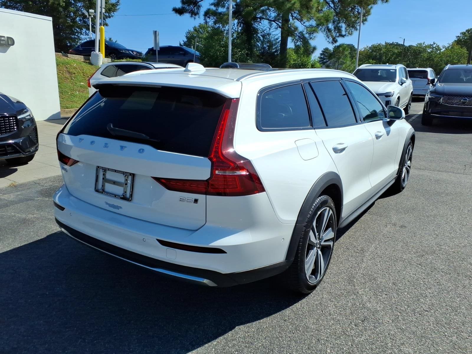 Certified 2025 Volvo V60 B5 Cross Country Plus AWD/4WD image 3