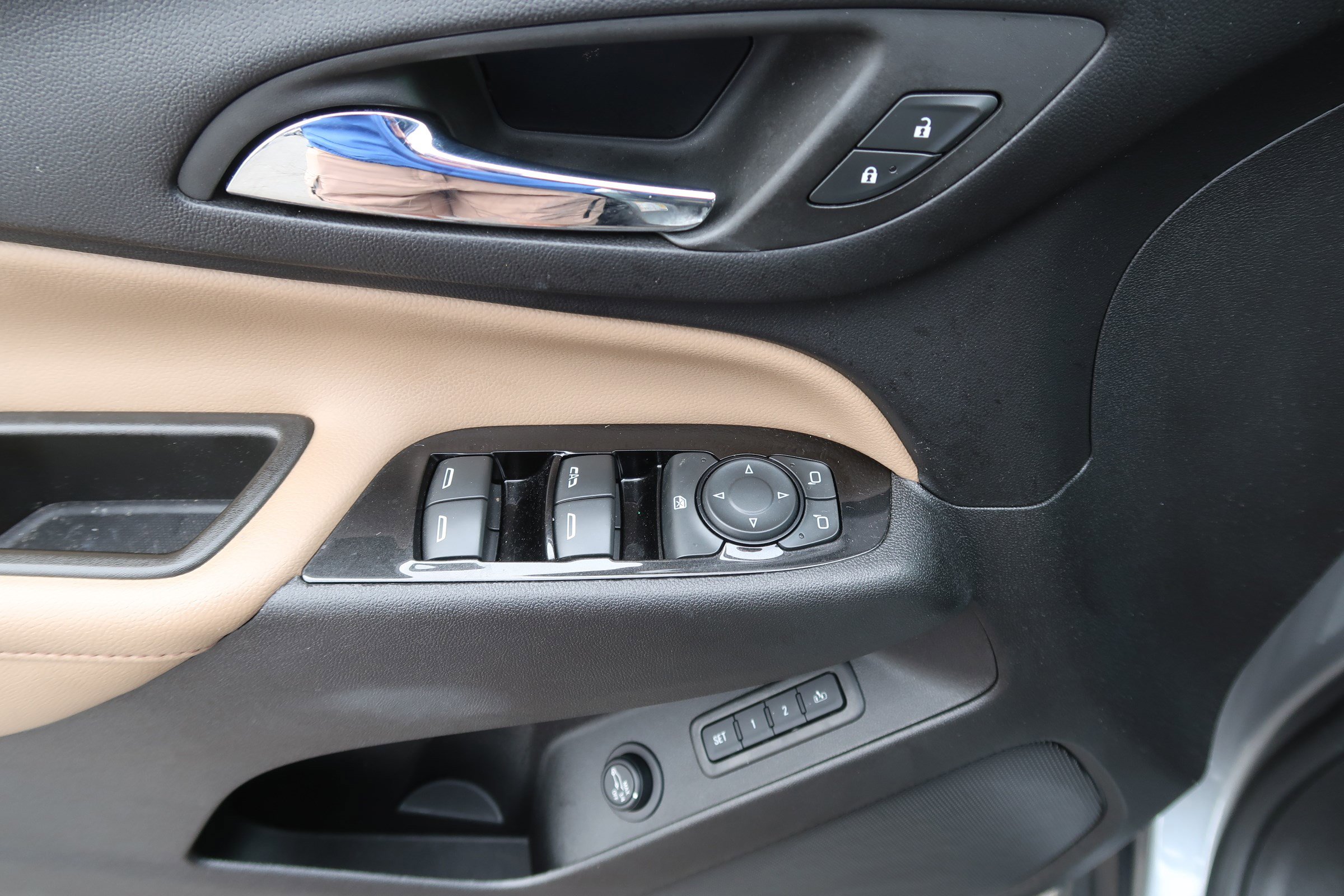 Used 2023 Chevrolet Equinox Premier image 19