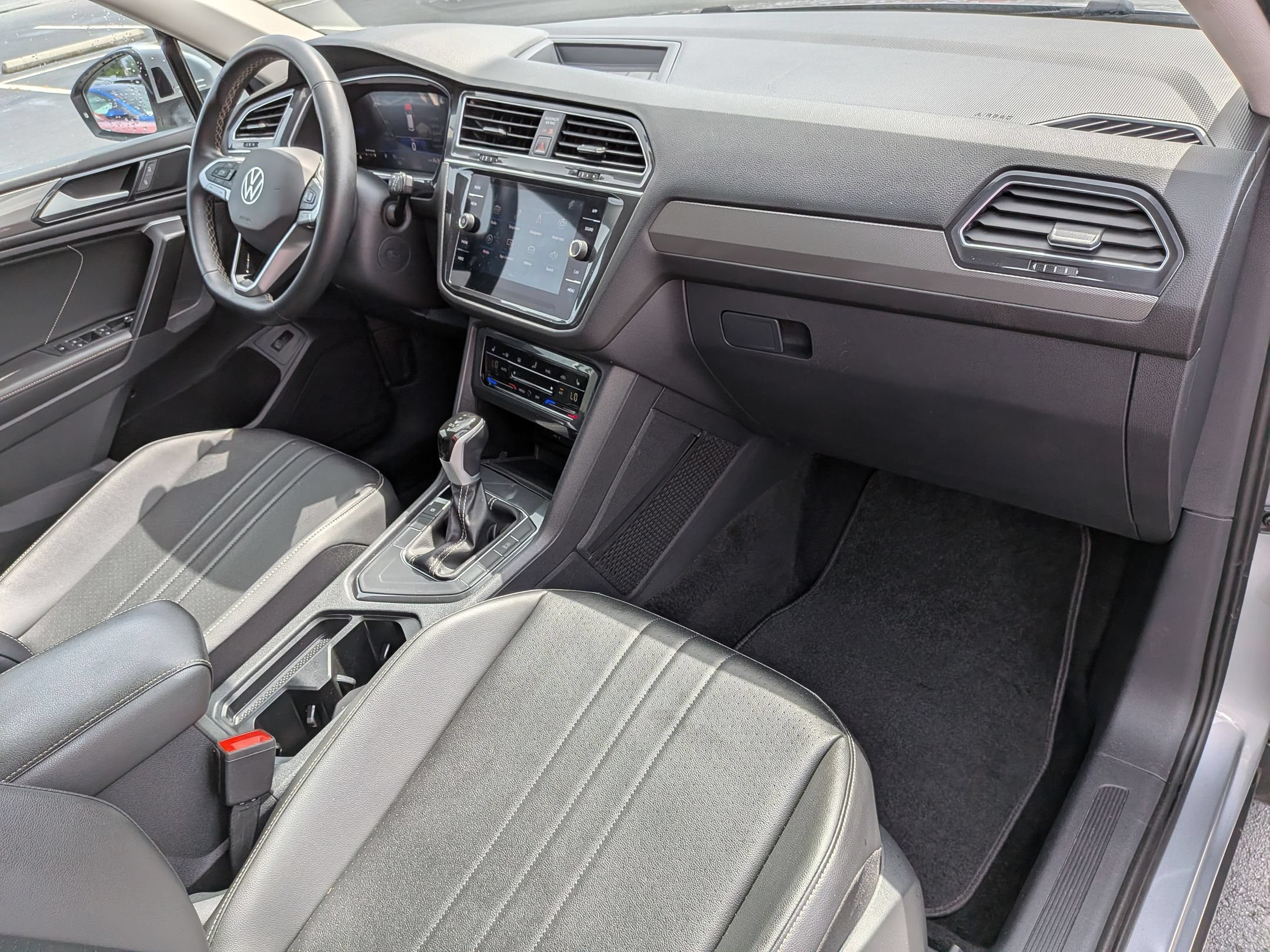 Used 2024 Volkswagen Tiguan SE FWD image 37