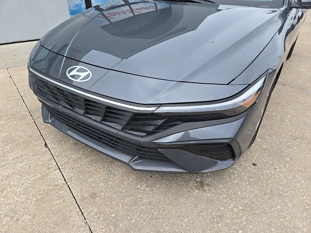 Used 2025 Hyundai Elantra SE FWD image 18