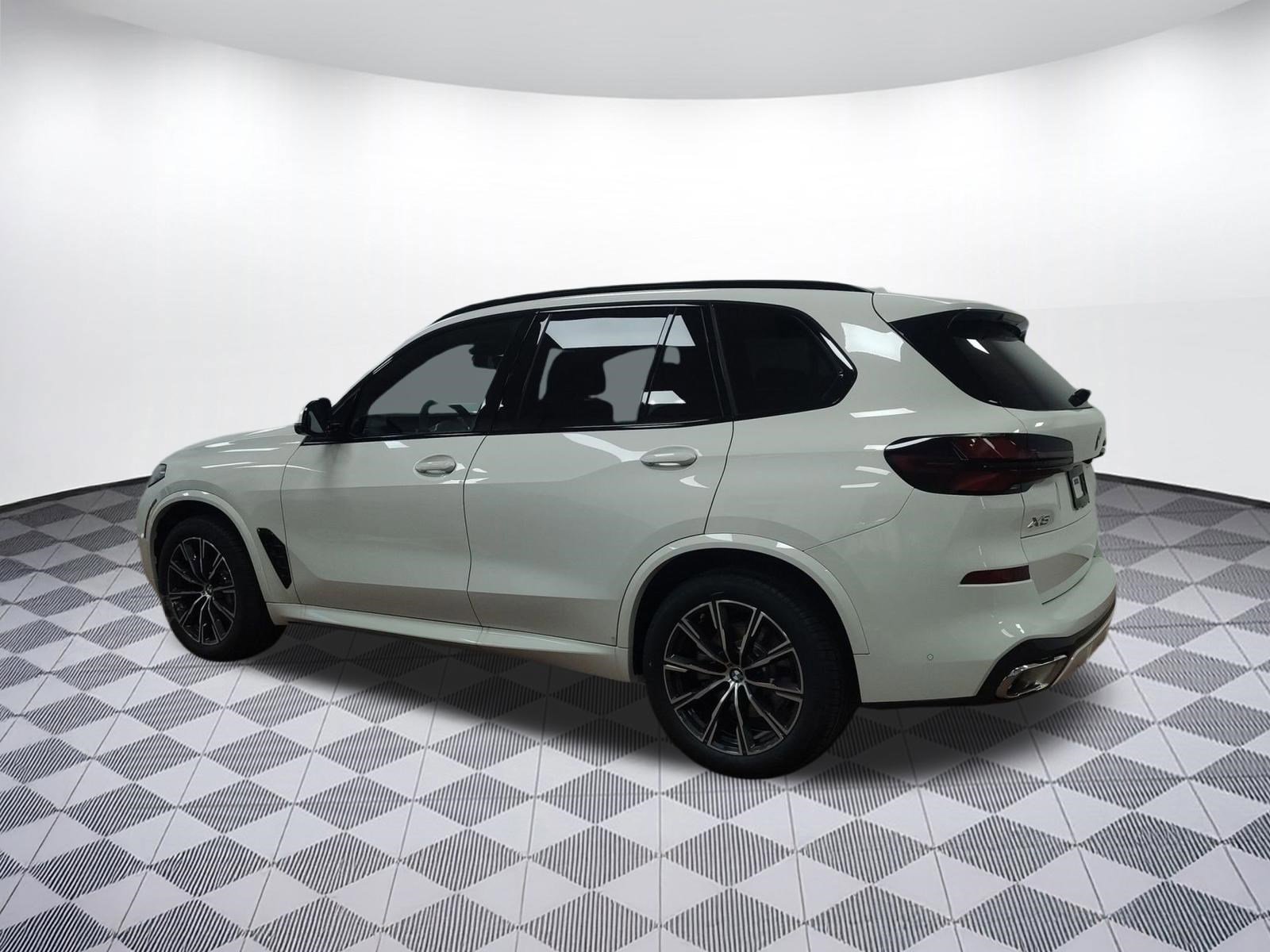 Used 2026 BMW X5 xDrive40i w/ M Sport Package image 3